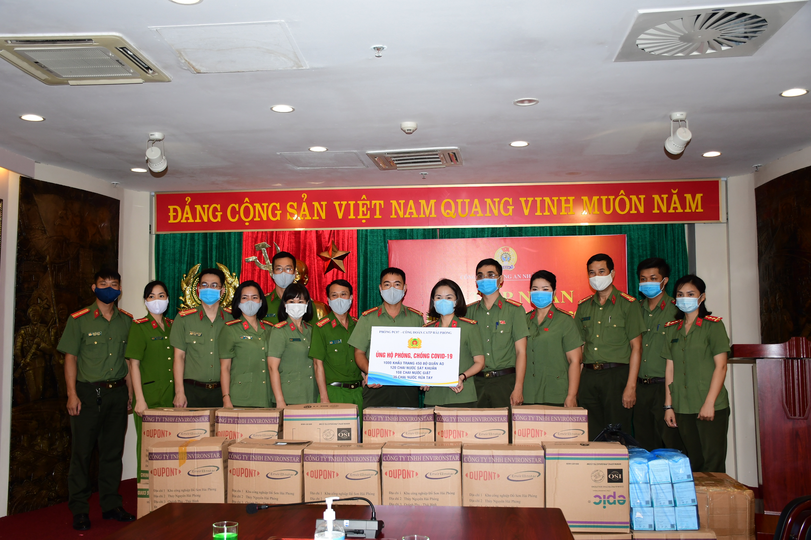 Công đoàn Công an Hải Phòng trao tặng thiết bị y tế phòng chống dịch